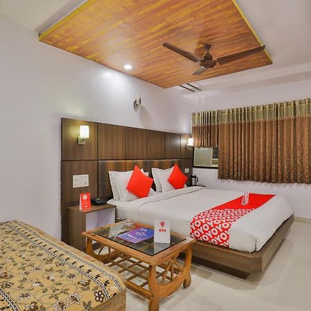 Oyo 1389 Hotel Relax Inn Сурат Екстериор снимка