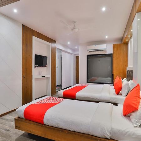 Oyo 1389 Hotel Relax Inn Сурат Екстериор снимка