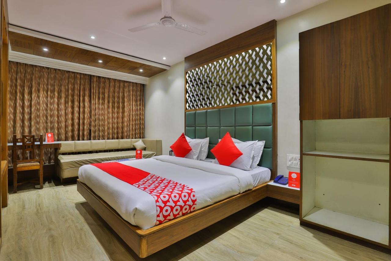 Oyo 1389 Hotel Relax Inn Сурат Екстериор снимка