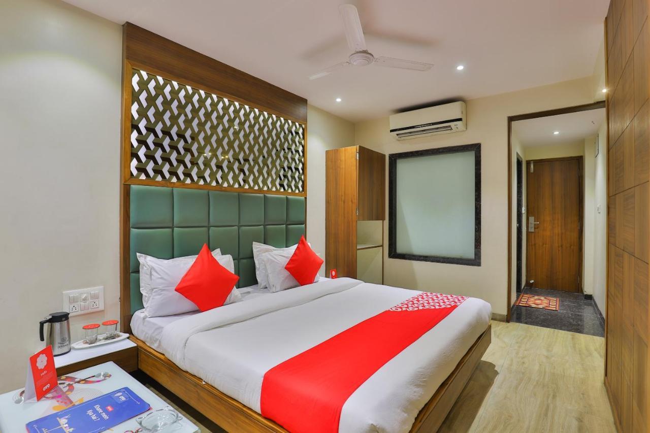 Oyo 1389 Hotel Relax Inn Сурат Екстериор снимка