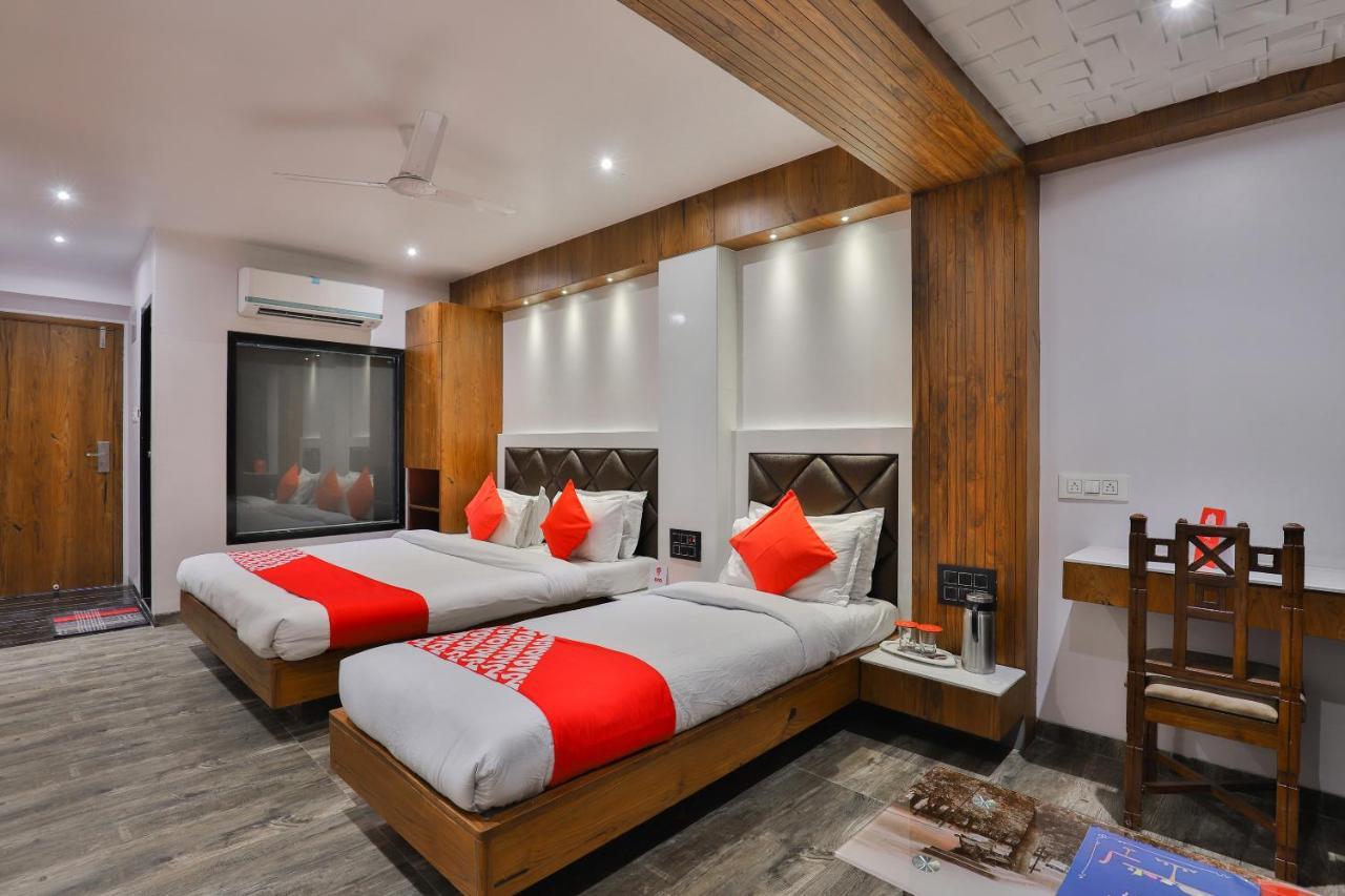 Oyo 1389 Hotel Relax Inn Сурат Екстериор снимка