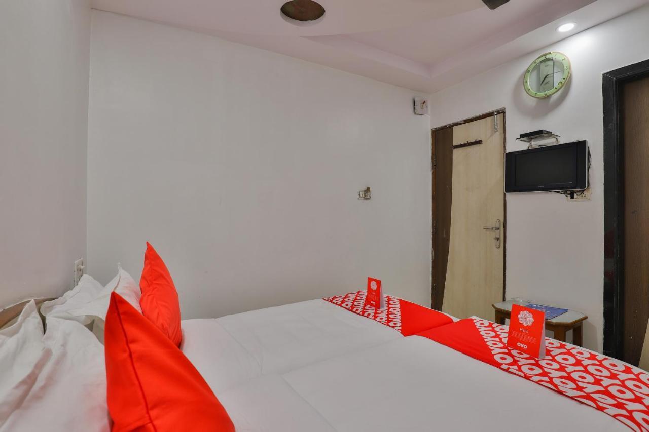 Oyo 1389 Hotel Relax Inn Сурат Екстериор снимка